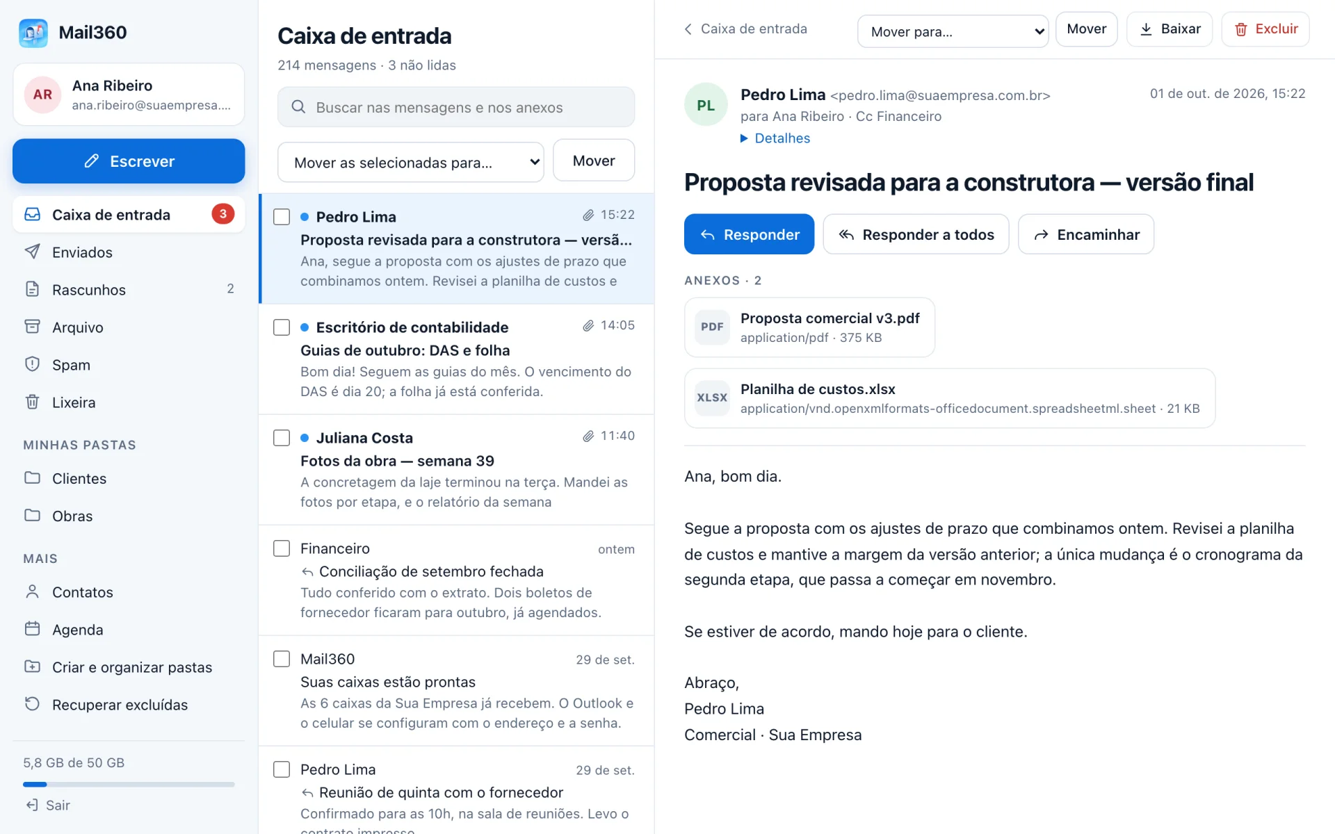 O webmail do Mail360: a lateral com as pastas, a caixa de entrada e uma mensagem aberta com dois anexos.